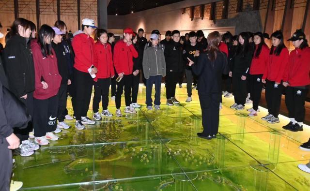 与此同时, 在讲解员的 与此同时, 在讲解员的